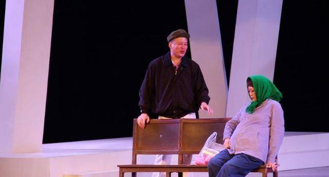 而同一时代还有一个更有才华的小品女演员就是杨蕾,曾与郭达,石富宽