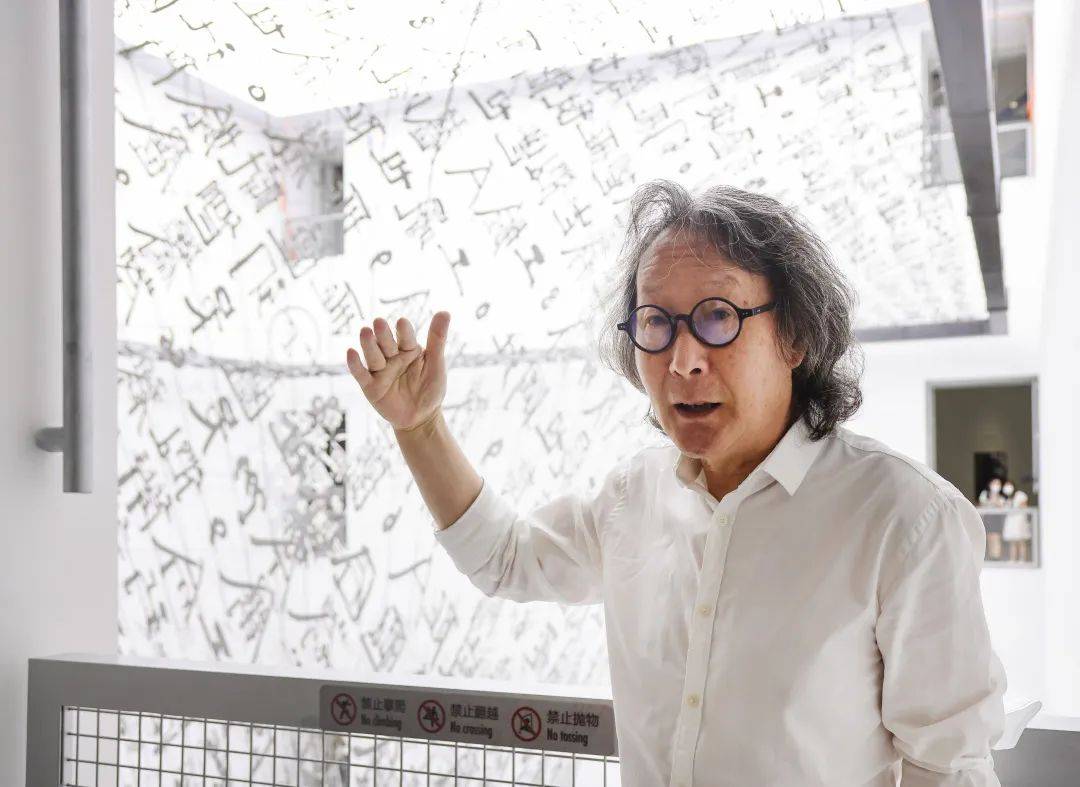 专访艺术家徐冰:如何让文字在浦东美术馆"生长"?_作品_引力_剧场