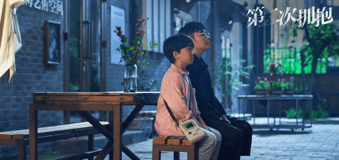 将她跟前夫生的儿子视若己出,对解超然(李庆誉 饰)的关爱和照顾,比他