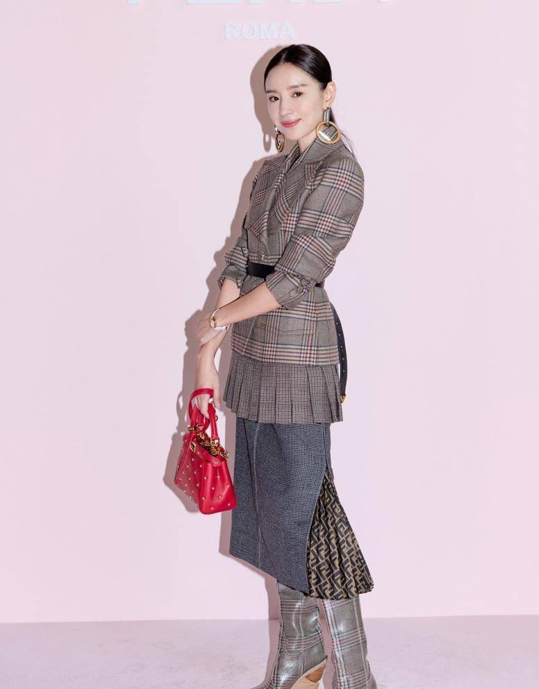 董洁穿衣风格:短裙下面套长裙,不仅不丑,意外美出了新高度_时尚_款式