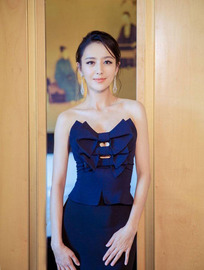 原创佟丽娅衣服品味了得穿包臀长裙勾勒腰身看起来时尚又典雅