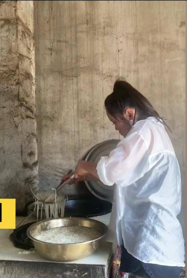 原创丈夫离世留下俩娃公公辛苦做工扛起家儿媳感动好好孝敬老人