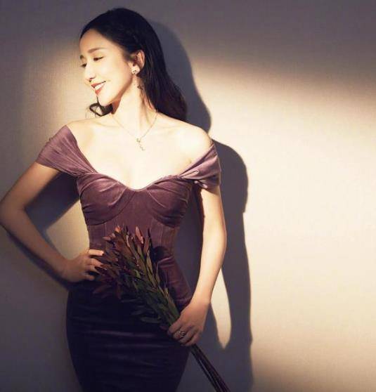 娄艺潇夏季穿搭太清爽,条纹衬衫搭牛仔短裤,"筷子腿"太抢镜_感觉_夏季