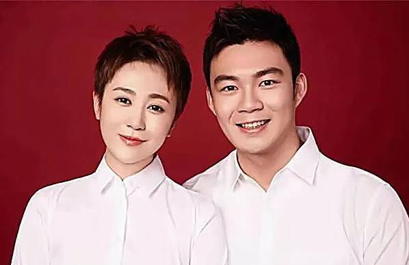 有种"结婚证"叫撒贝宁,别人都站在媳妇后面,唯独他敢站在前面_马丽