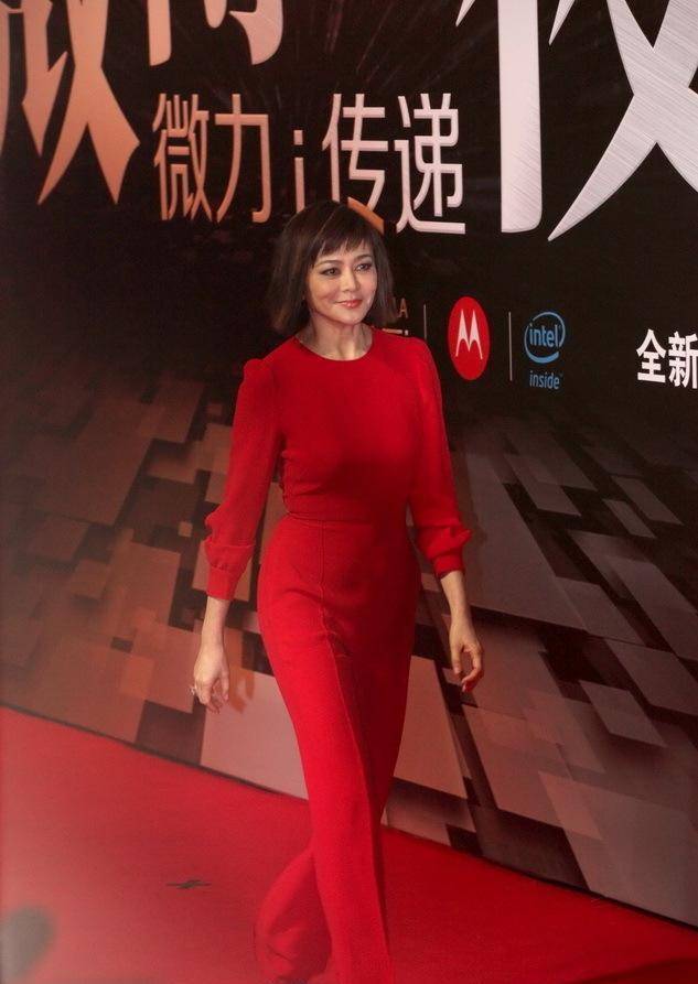 57岁关之琳身穿露背装走活动,胯大腿粗,脸部苹果肌下垂太真实_身材