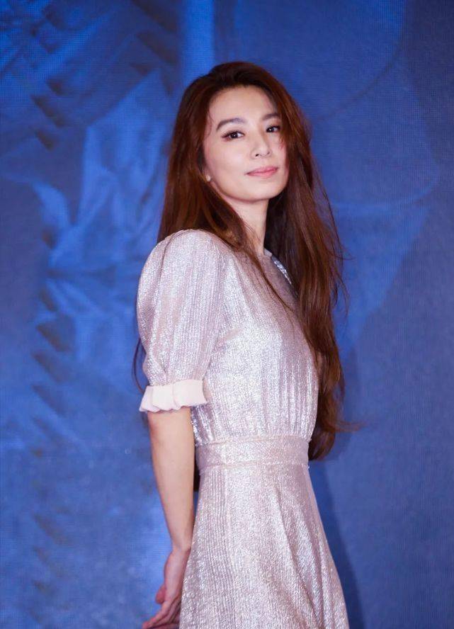 36岁hebe出席活动,穿金色礼服裙仿佛公主降临,造型惊艳太吸睛_裙子