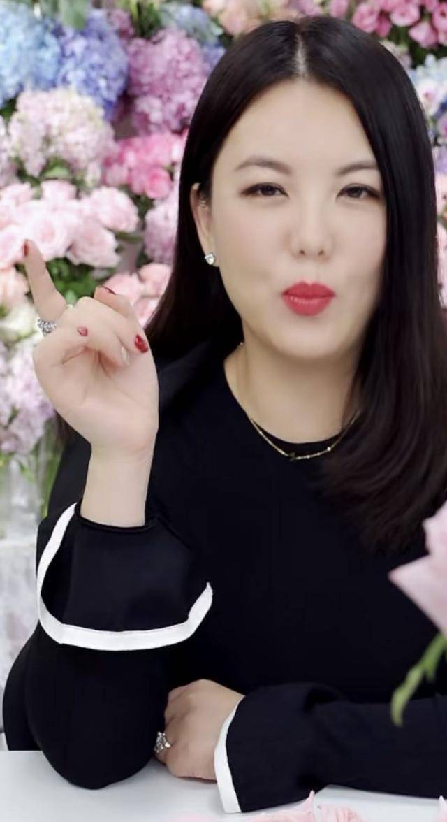 李湘原谅老公王岳伦,出镜带货称前几天心情糟,手上钻戒成亮点_举动