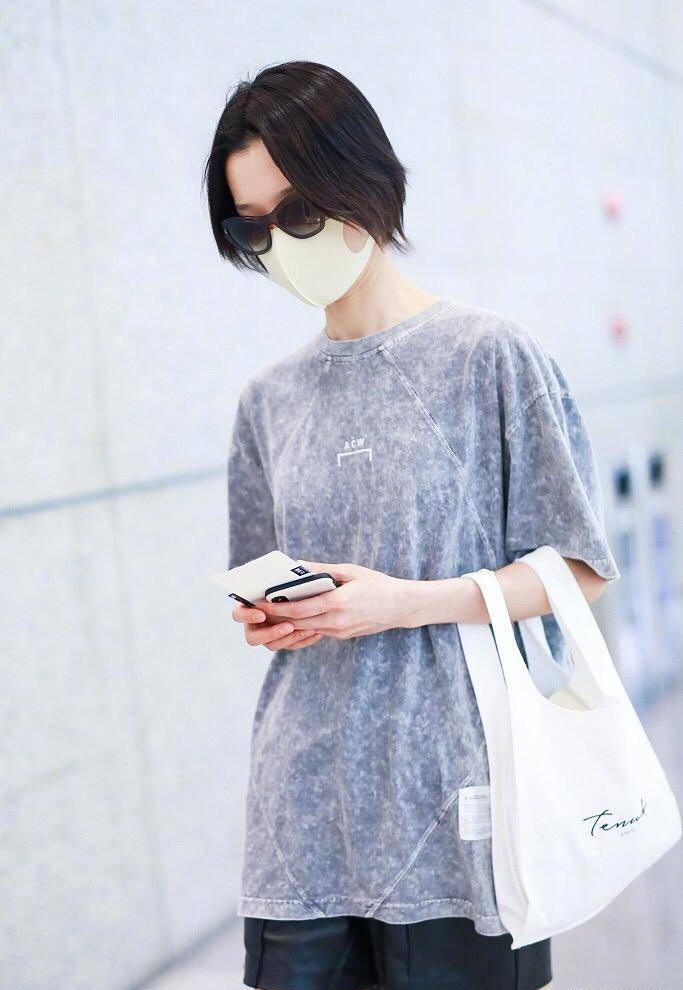 杜鹃现身机场,简约t恤衫搭配短裤,大长腿太拉风_气质_中国_造型