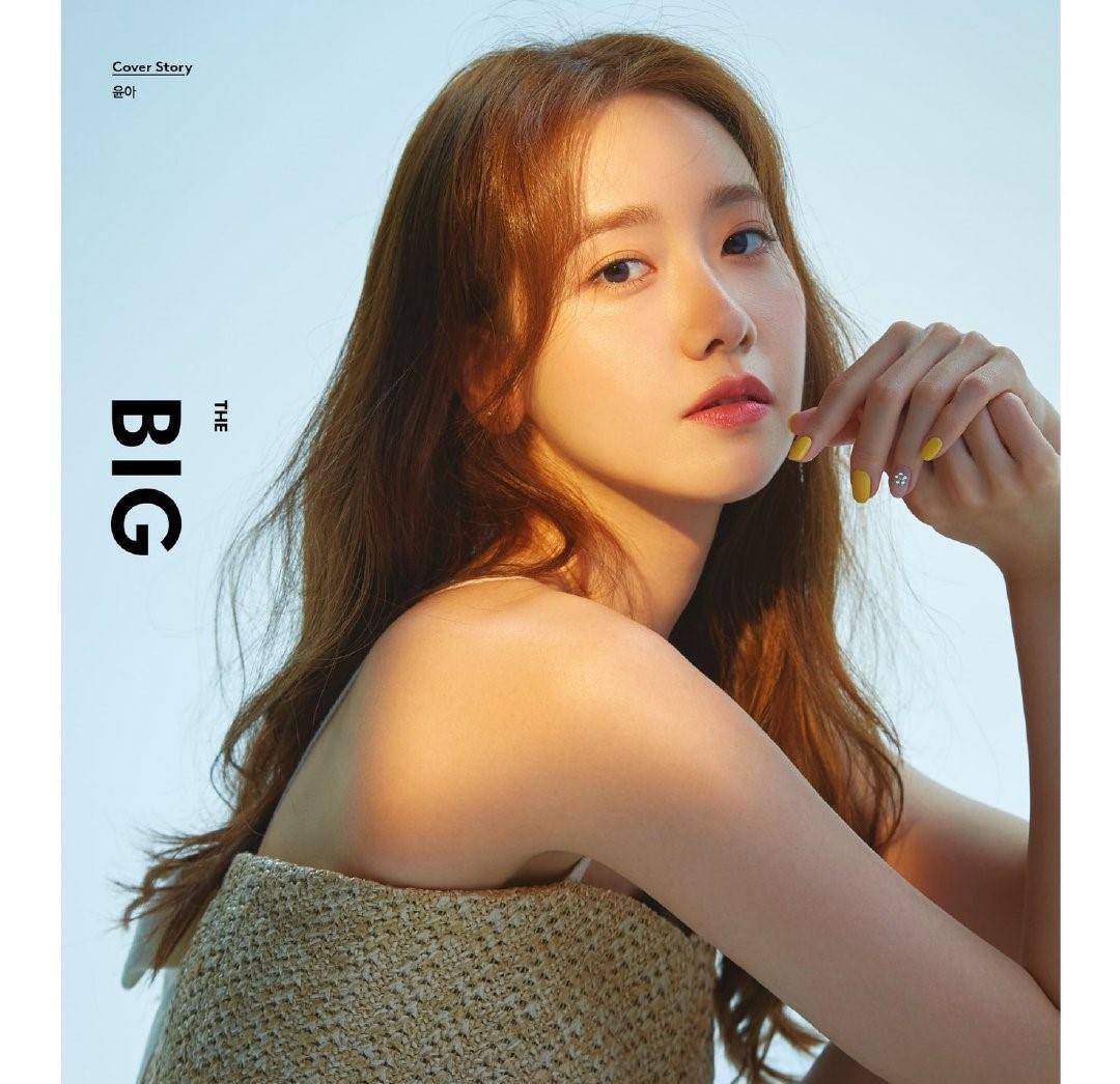 最近女神林允儿晒出最新的杂志封面大片,不同于以往的甜美清新造型,身