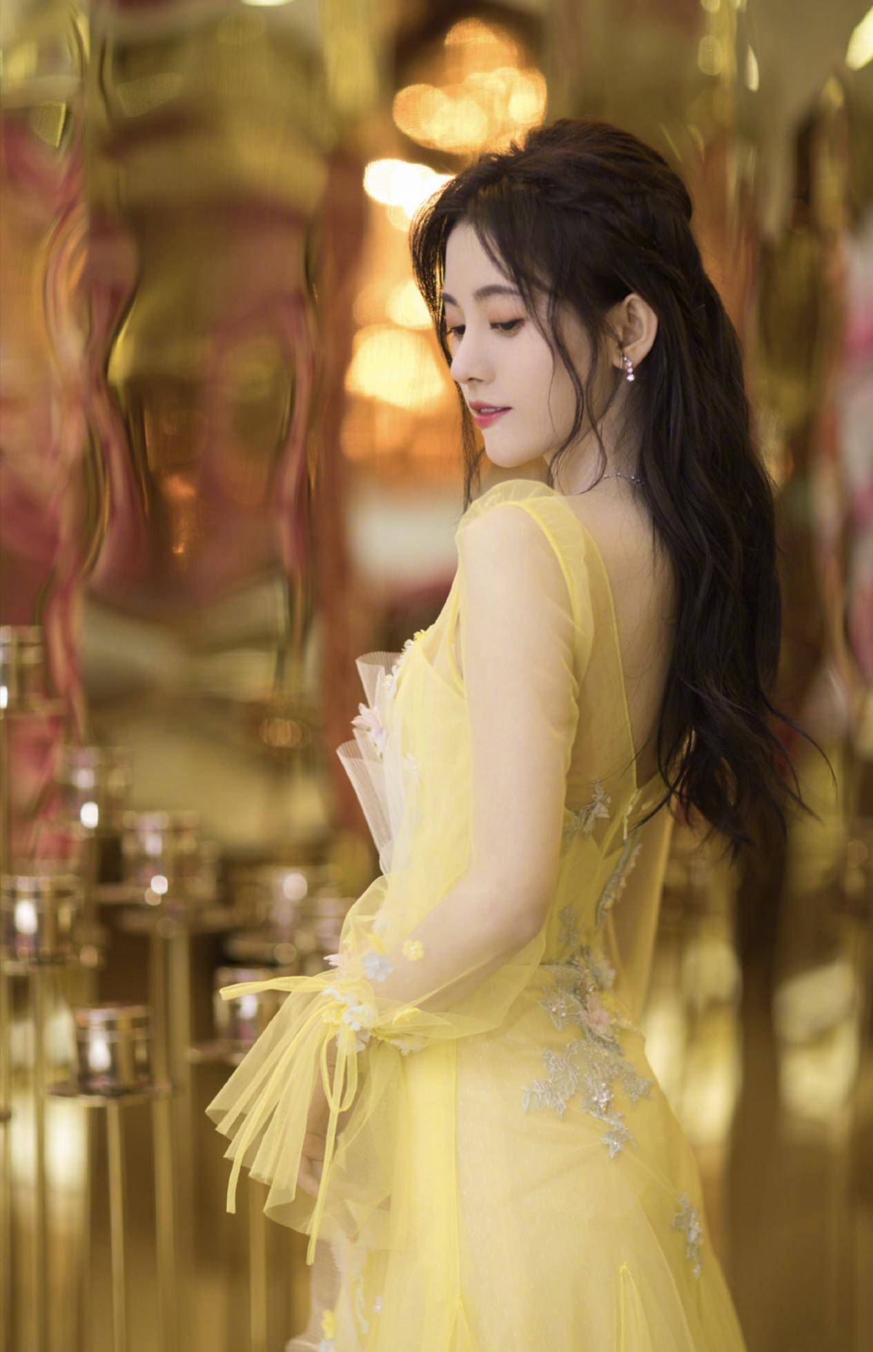 鞠婧祎太仙了吧,穿淡黄的长裙清新甜美,"女团"身材好抢眼_黄色_的设计