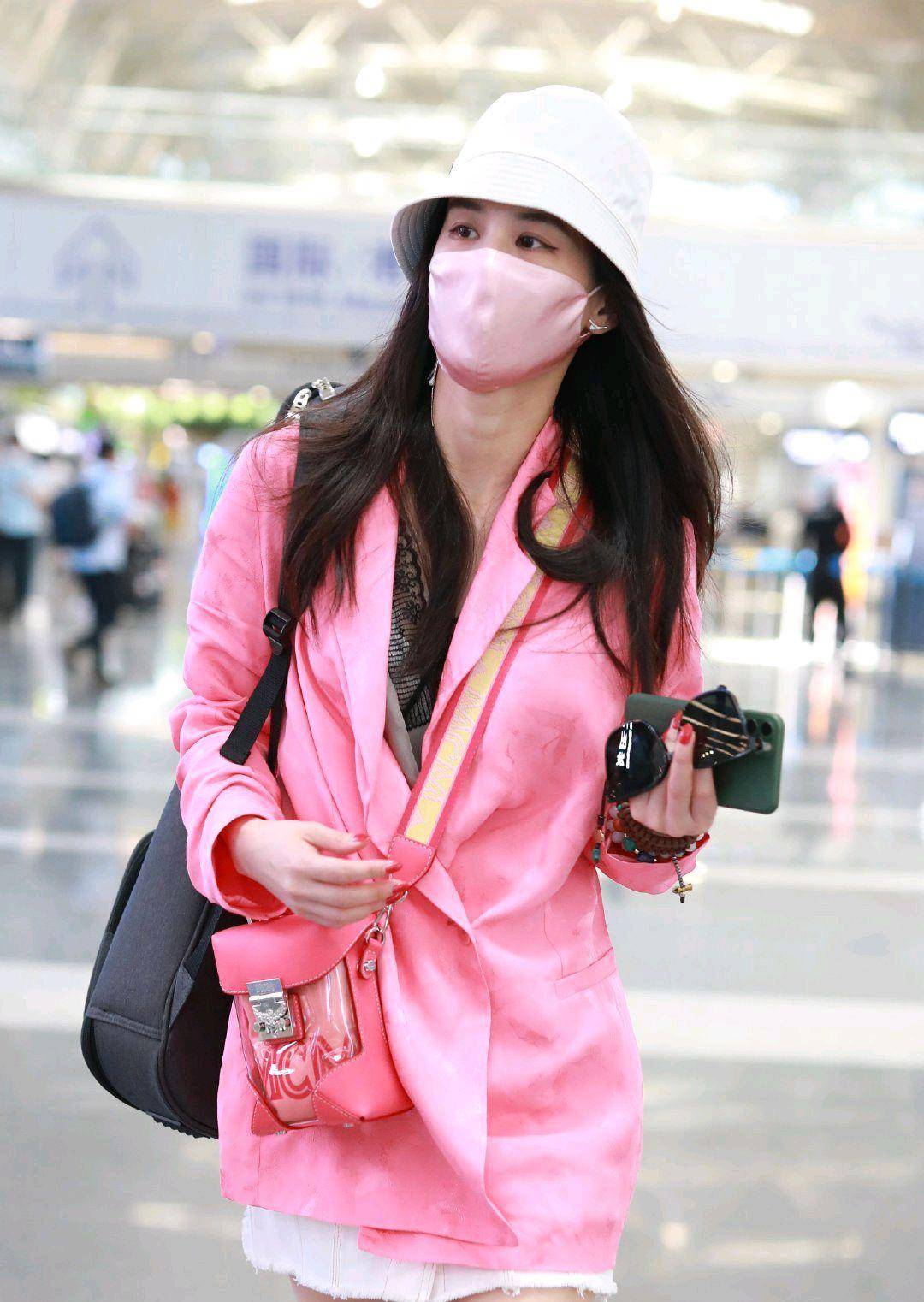 黄圣依太有"心机"了,身穿粉色西装下装"失踪",显美又时髦_女生_设计