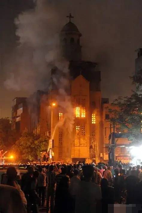 埃及一教堂发生火灾 至少40死55受伤,大多数遇难者是儿童