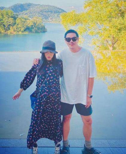 告别"渣男"嫁大11岁老公比尔贾,如今徐佳莹成幸福的一家三口!