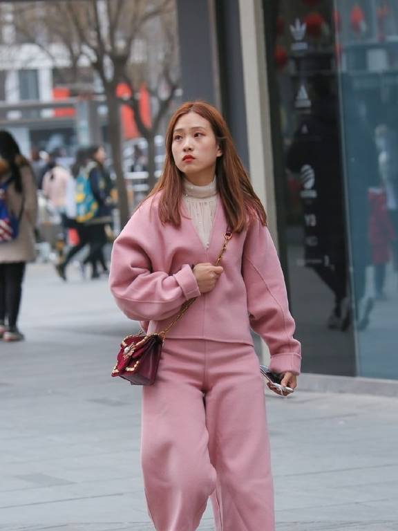 街拍:姑娘一身粉色的打扮,俏皮又可爱_女孩_时尚_元好