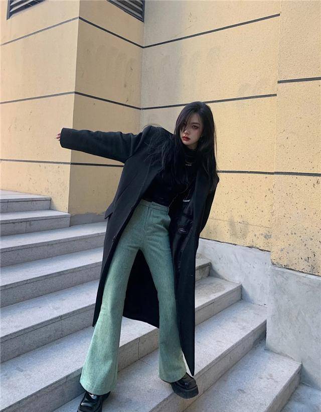 它脚感舒适,还有隐形增高的作用,用来搭配喇叭裤非常适合,有种走路带