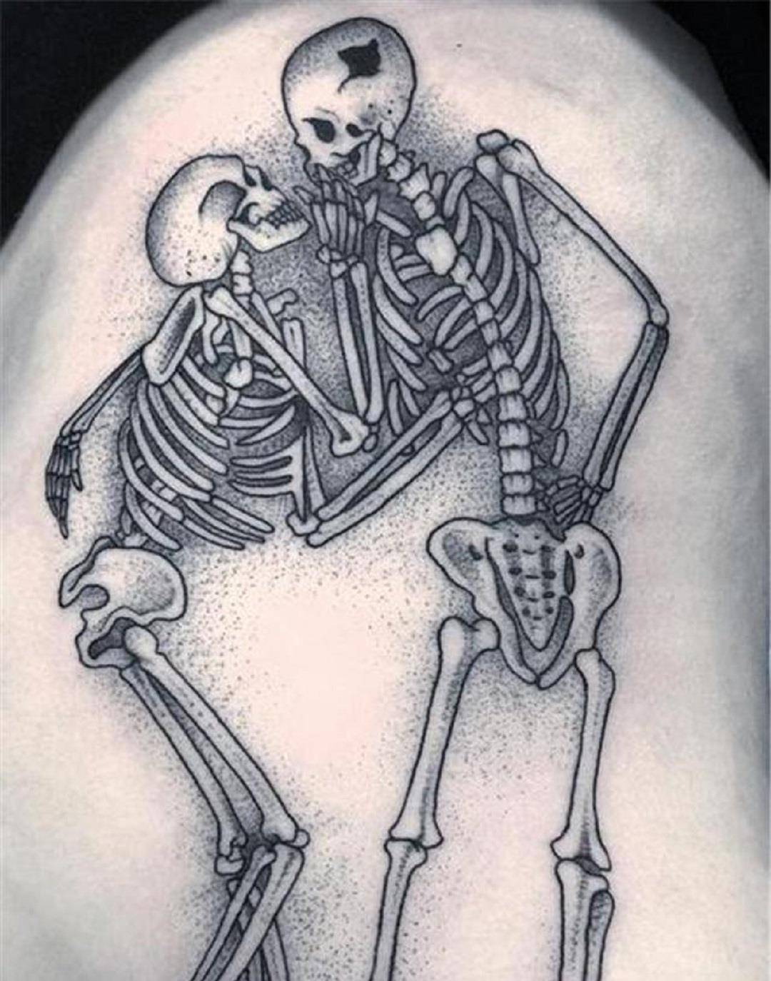 博物馆据悉当时考古人员在发掘塔佩山遗址的时候,也被这两具依存相吻