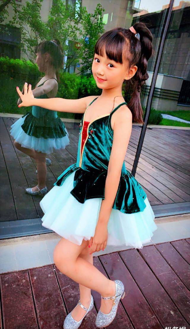 邓伦女儿小山竹近照,变瘦高小美女,与妹妹穿公主裙