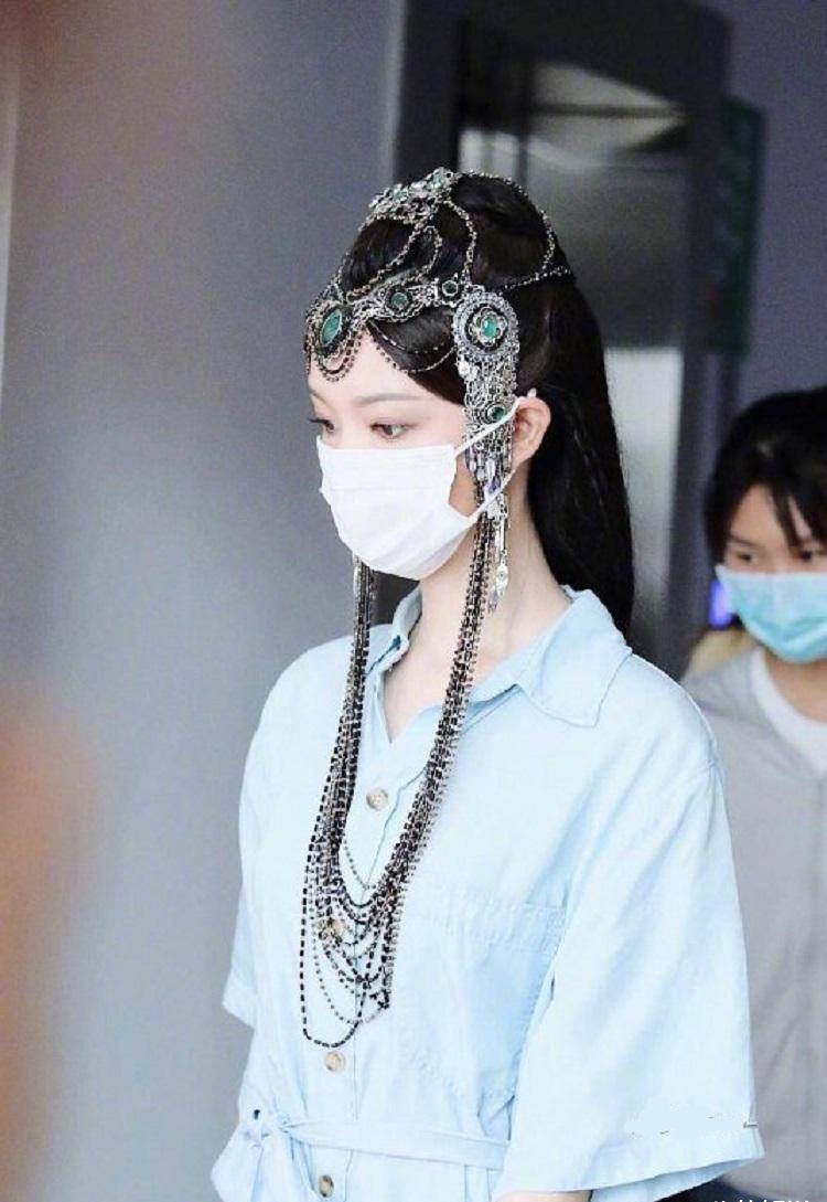 原创陈瑶皓衣行路透古装造型太适合她了戴口罩都遮不住她的美