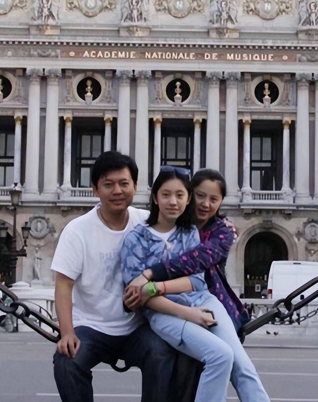 吃路边摊无人识,老婆范雨疑现身_何郑钧_樊宇_妻子