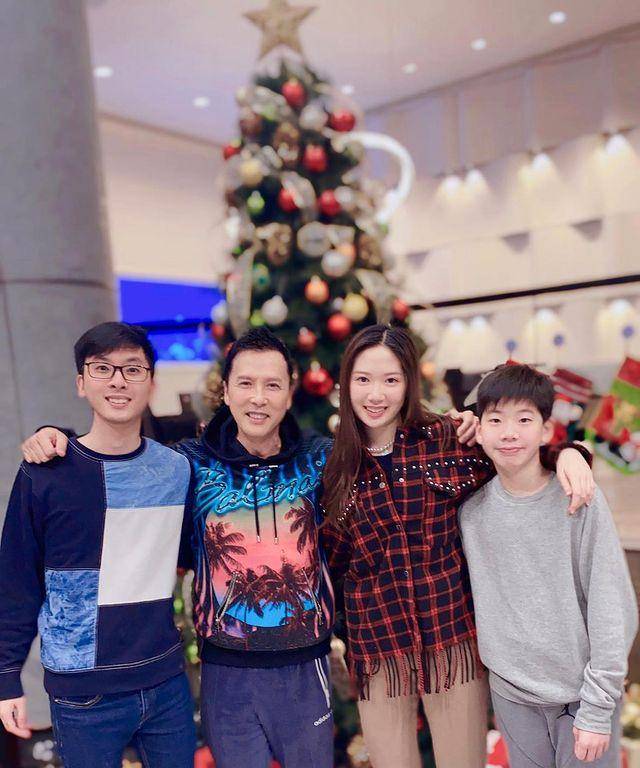 星二代甄文焯罕见现身,拼接毛衫配牛仔裤很斯文,五官酷似甄子丹
