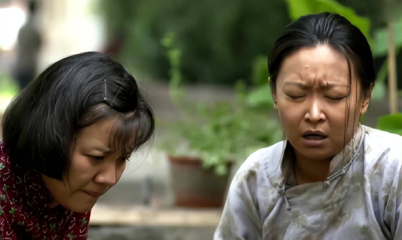 完全就是大家回乡过年时,在村头看到的那种看着路人说三道四的农村