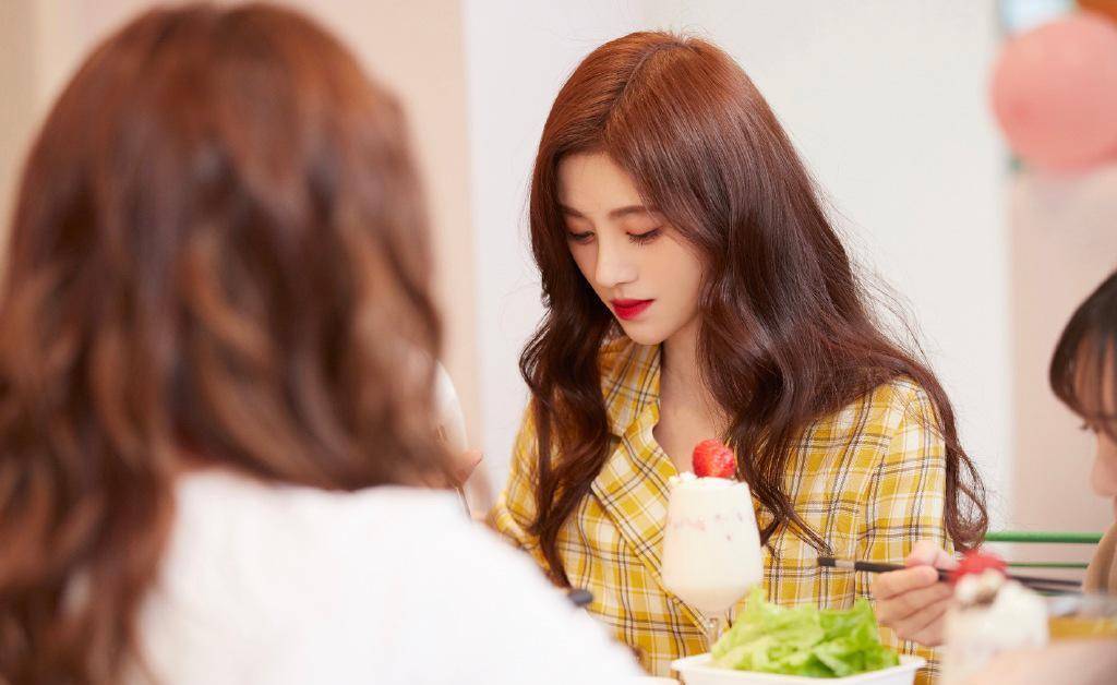 鞠婧祎怕是只有16岁,穿红领结水手服出镜,扎俩小辫太减龄了_节目_生活