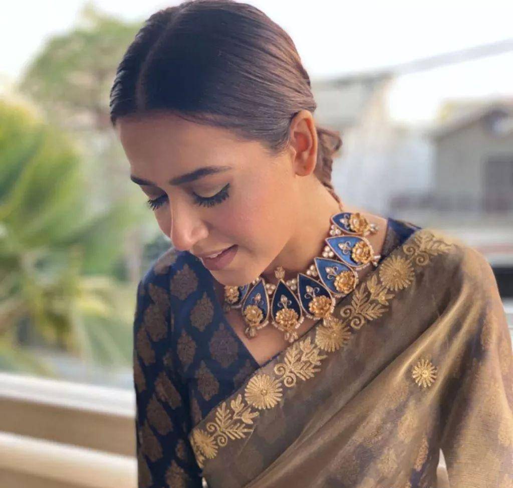 巴基斯坦女星曼莎·帕夏穿蓝色纱丽的美照,透射出一种别样的美_电影