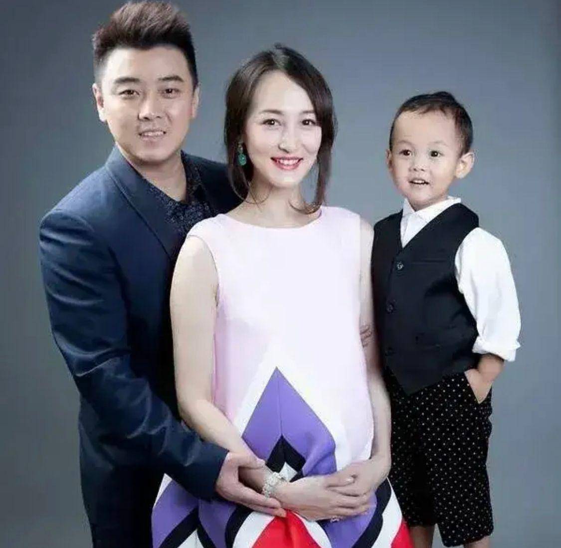 王皓一家四口同框,娇妻穿卫衣配休闲裤时尚靓丽,俩儿子活泼可爱_效果
