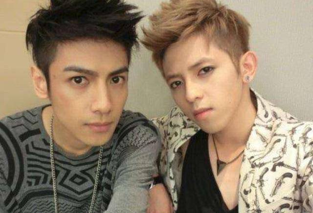 而"双孖jl"组合的另一位成员也是符龙飞在jboy3里的伙伴,叫做罗弋.