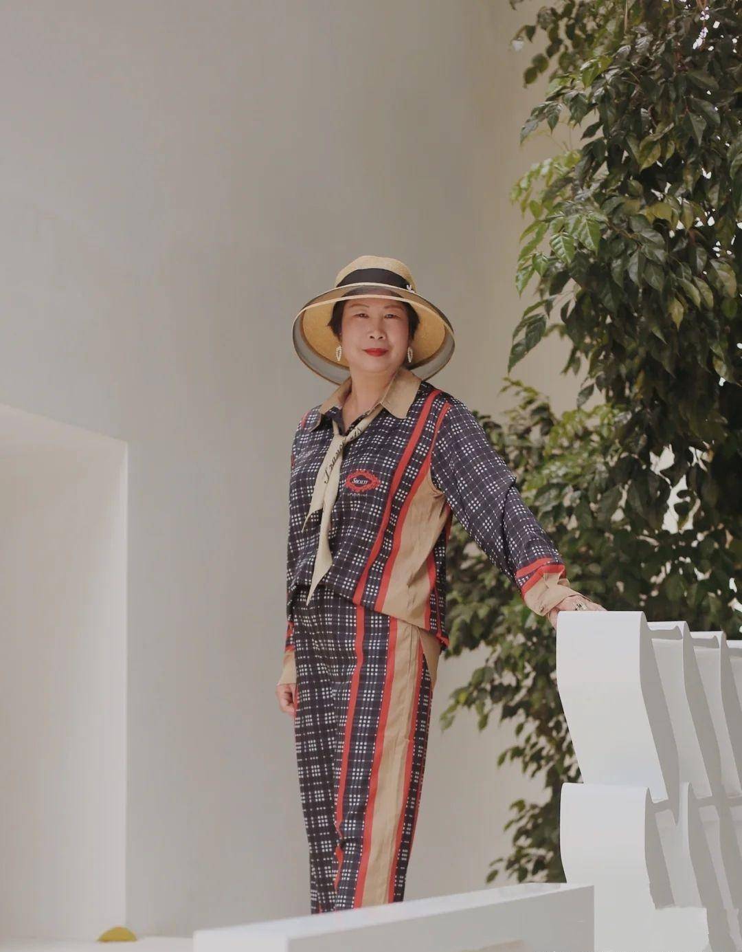 这些上海奶奶也太时髦了,平均年龄超70,却打扮得优雅洋气又得体_显得