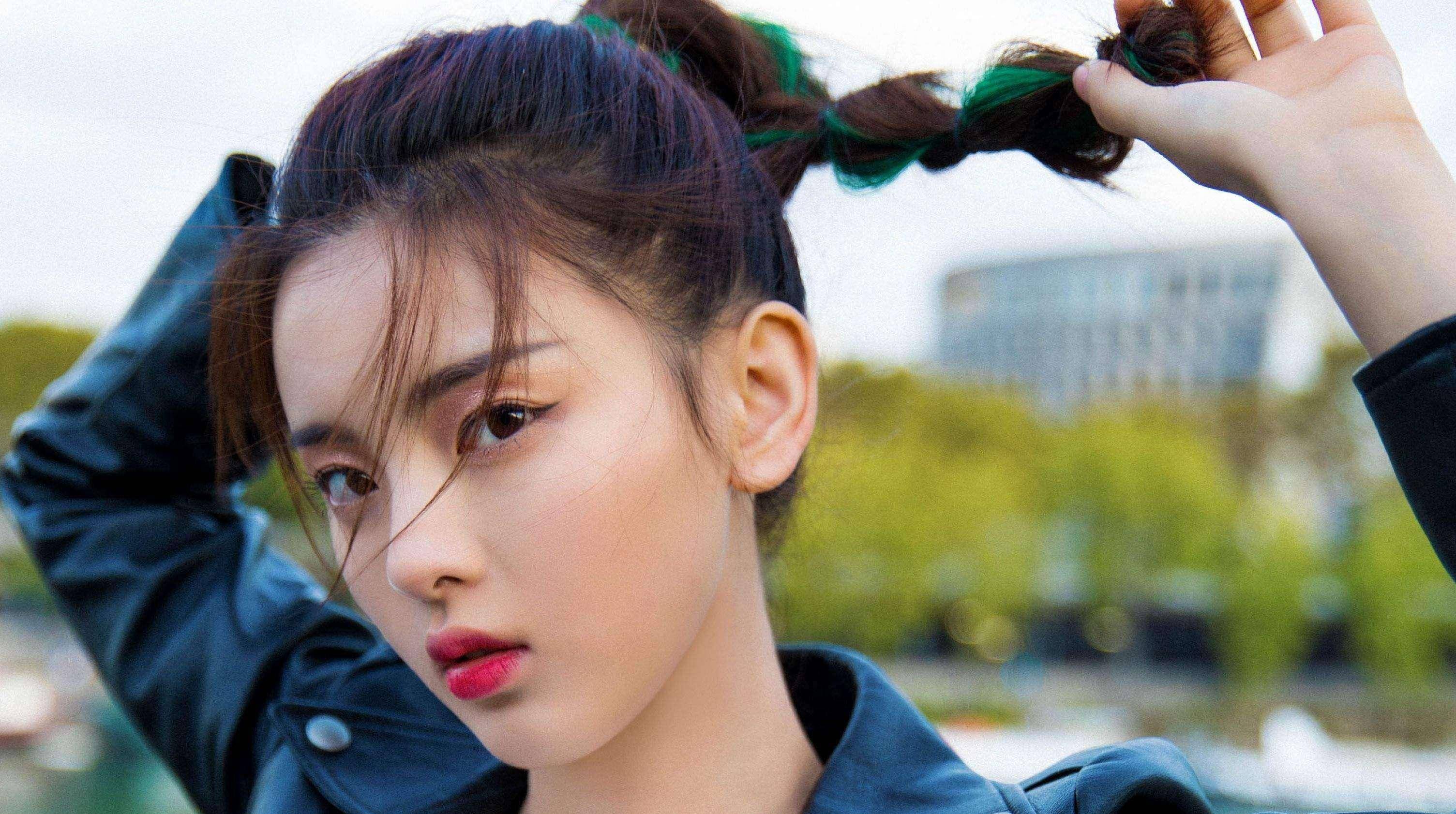 甜度超标,杨超越穿粉色牛仔服,颜值能打,而她一直是励志榜样_薇娅