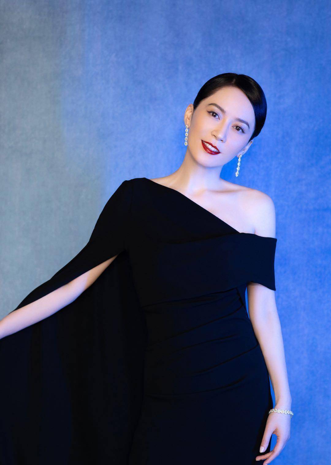 俞飞鸿真是会美丽,穿金色深v裙太美,谁能想到她今年都49岁了_女生_晚