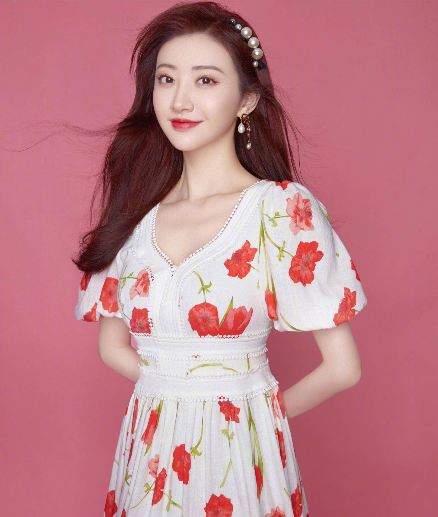 景甜身材真不错,穿粉色时尚收腰长裙好迷人,心动的感觉真好_的设计