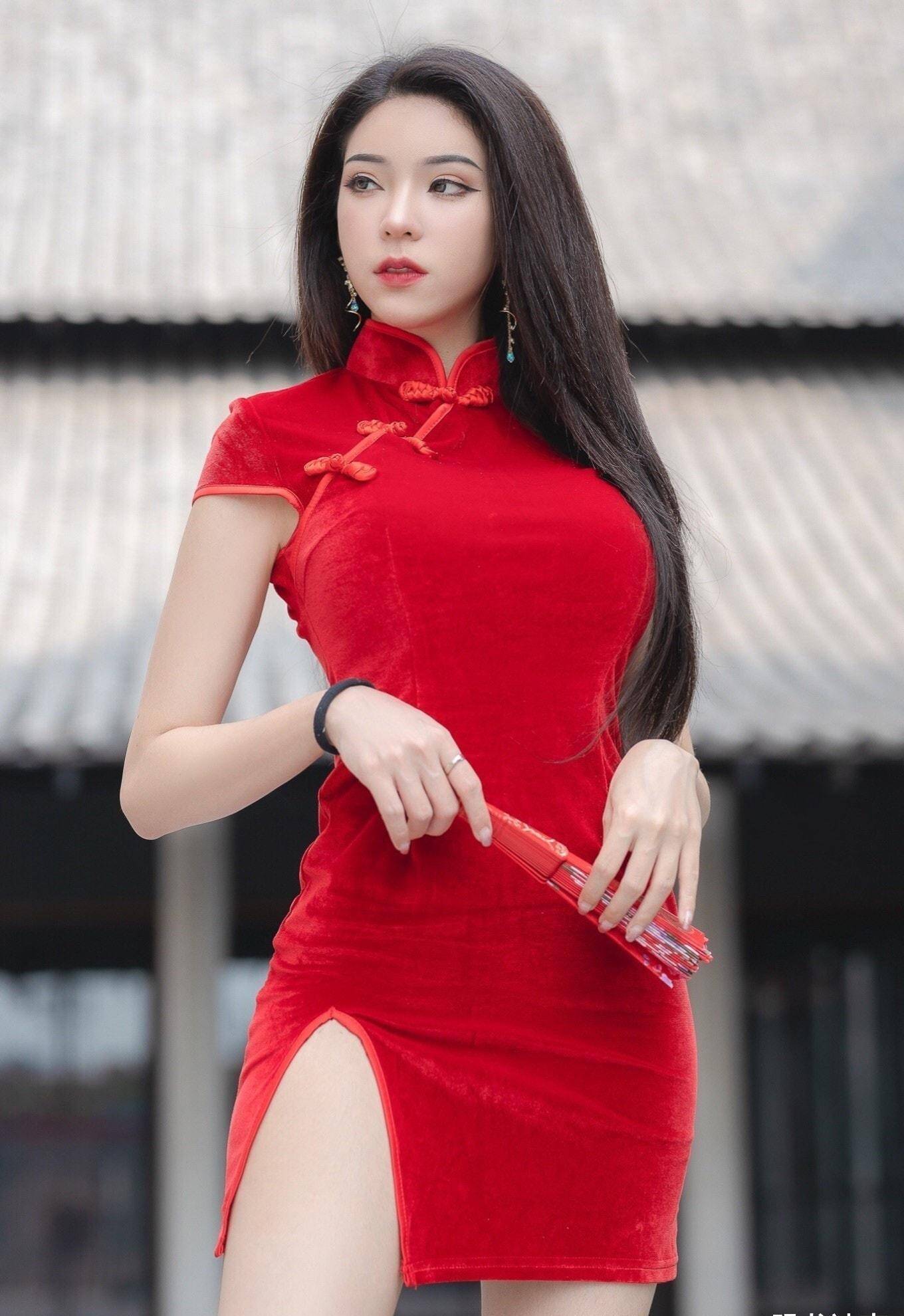 身穿喜庆大红色旗袍的国外美女,曼妙曲线和大长腿看着相当时尚
