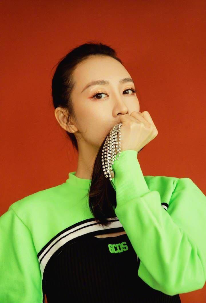 穿亮绿色短上衣出镜,这发型我给100分_设计_时尚_荧光