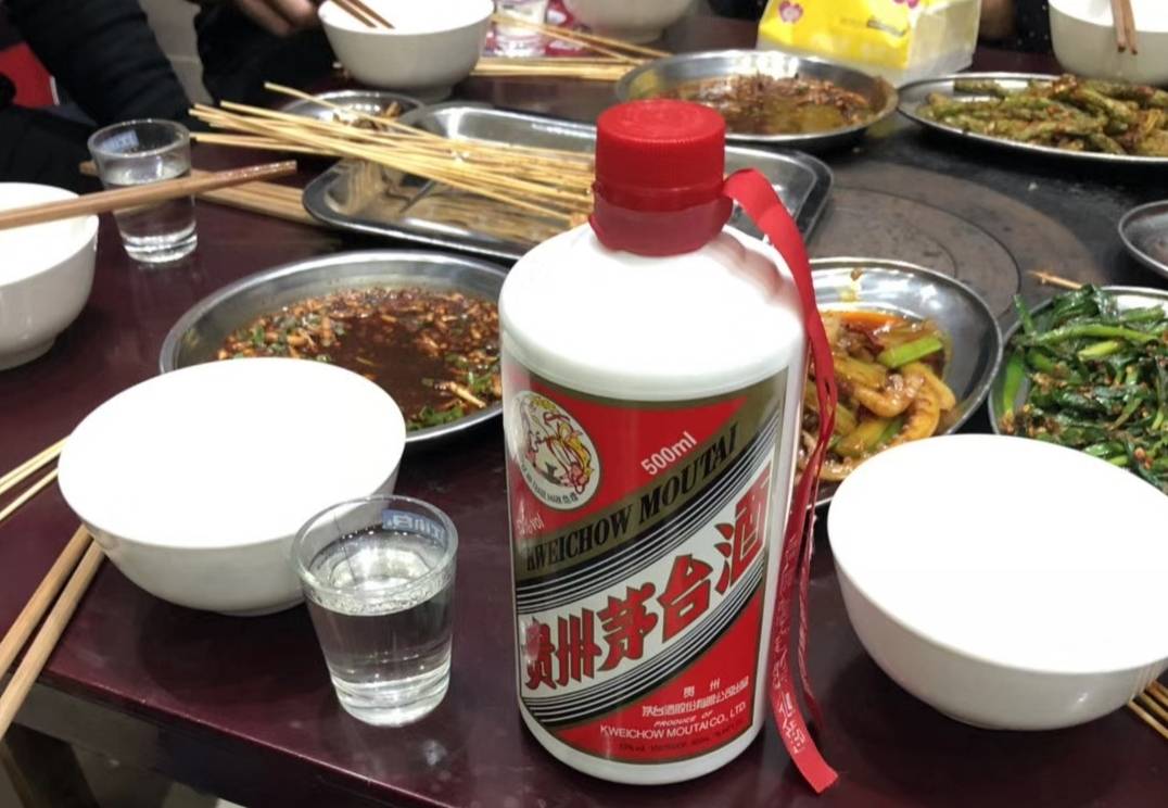 后来,一当地资深行家说:当地人的酒桌人很少出现茅台和高价汾酒,原因