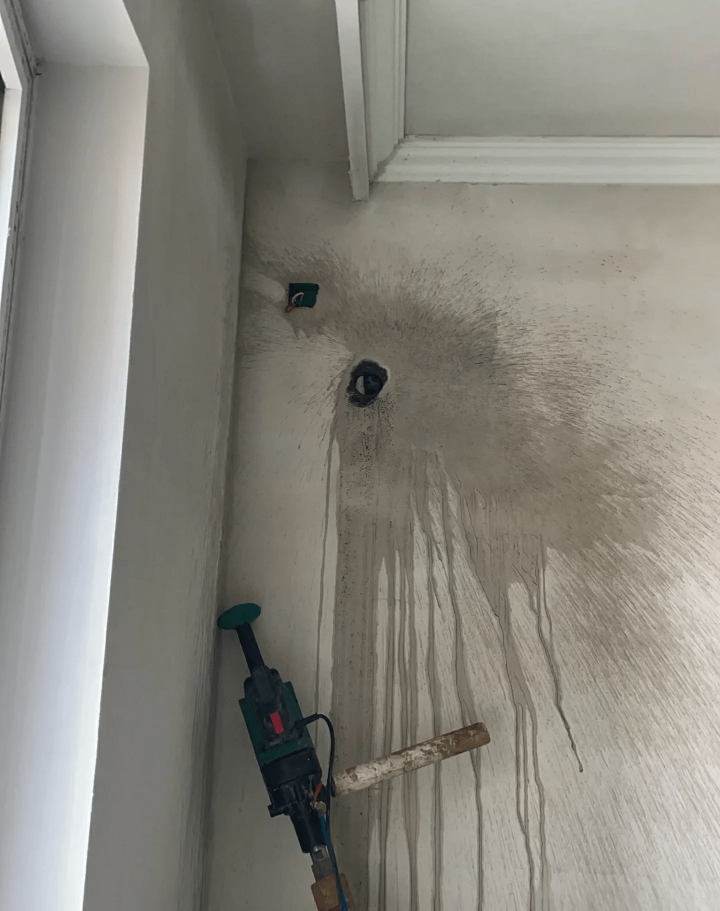 外墙开空调孔提个醒:一定记得堵住,不光防蚊虫防渗水,还能省钱_密封