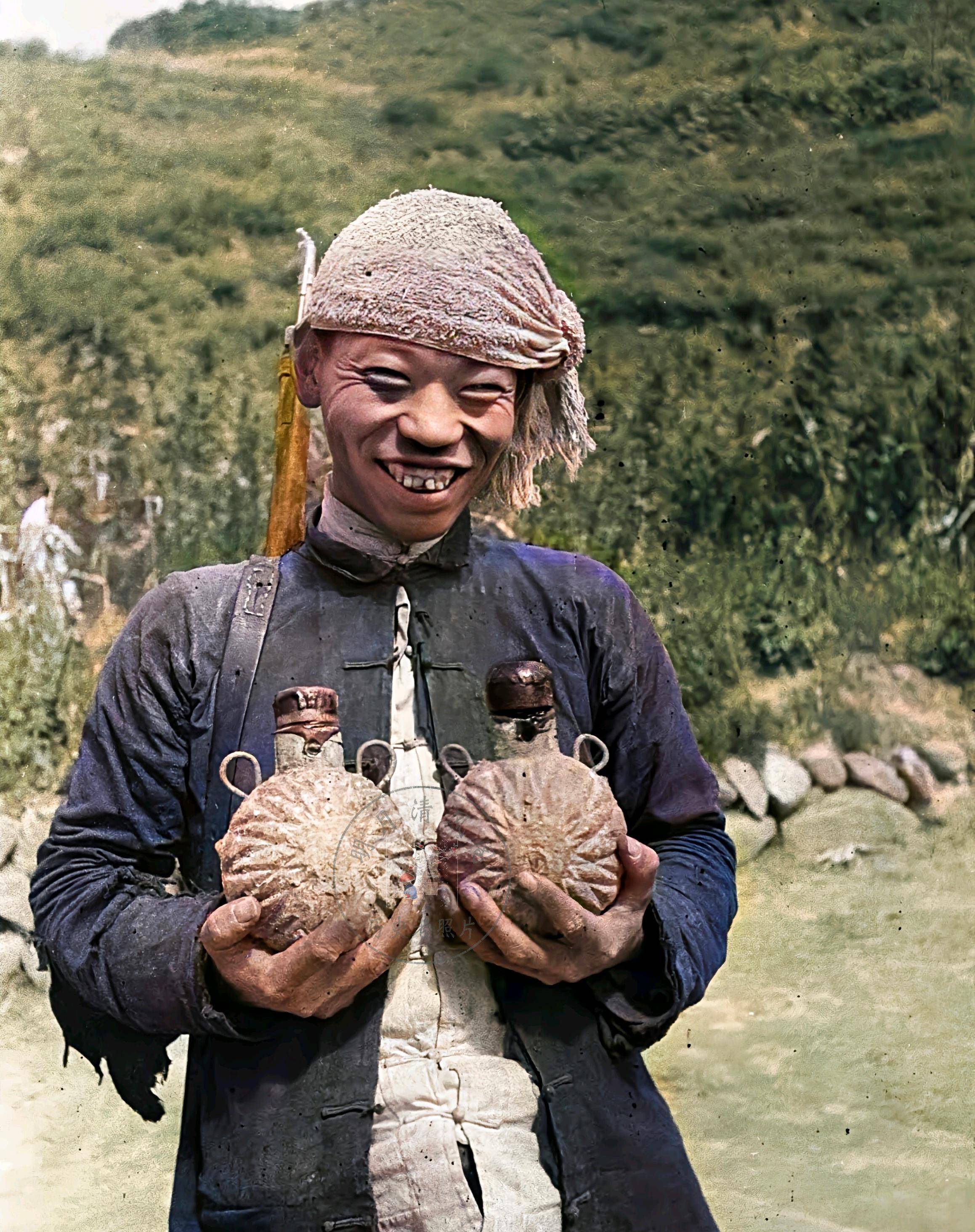 一名战士抱着两颗边区造的土地雷,在山东根据地进行如火如荼的地雷战