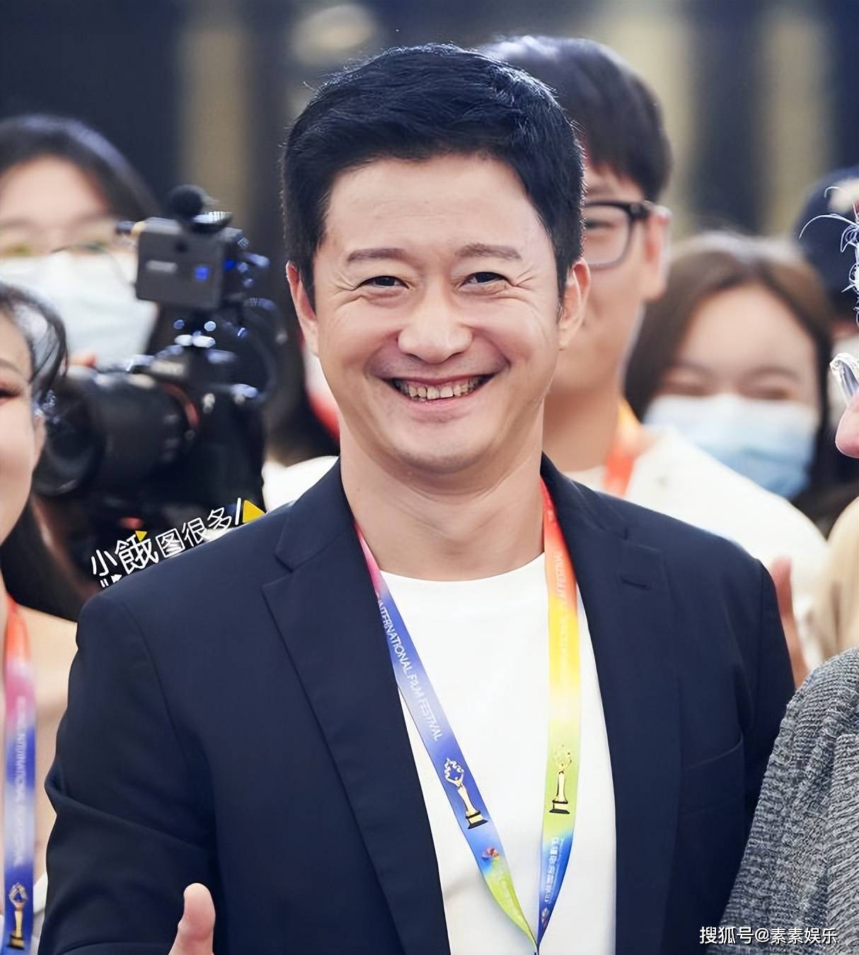 吴京被陌生女子两次挽手臂,发现后脸色一变,直接甩手微笑拒绝_京哥