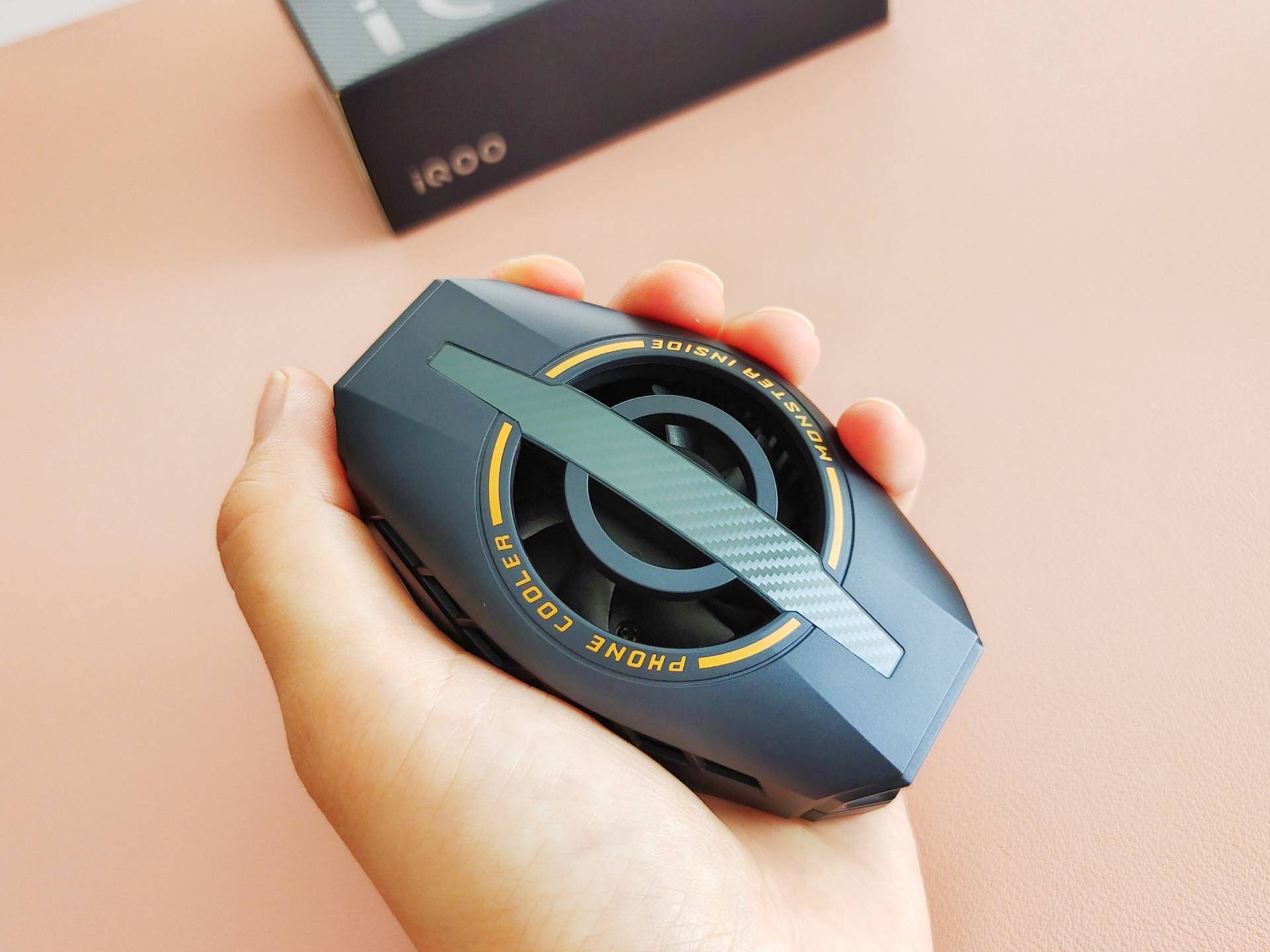 iqoo 极风散热背夹 pro体验官,手机降温神器,炫彩灯效科技感满满_玩