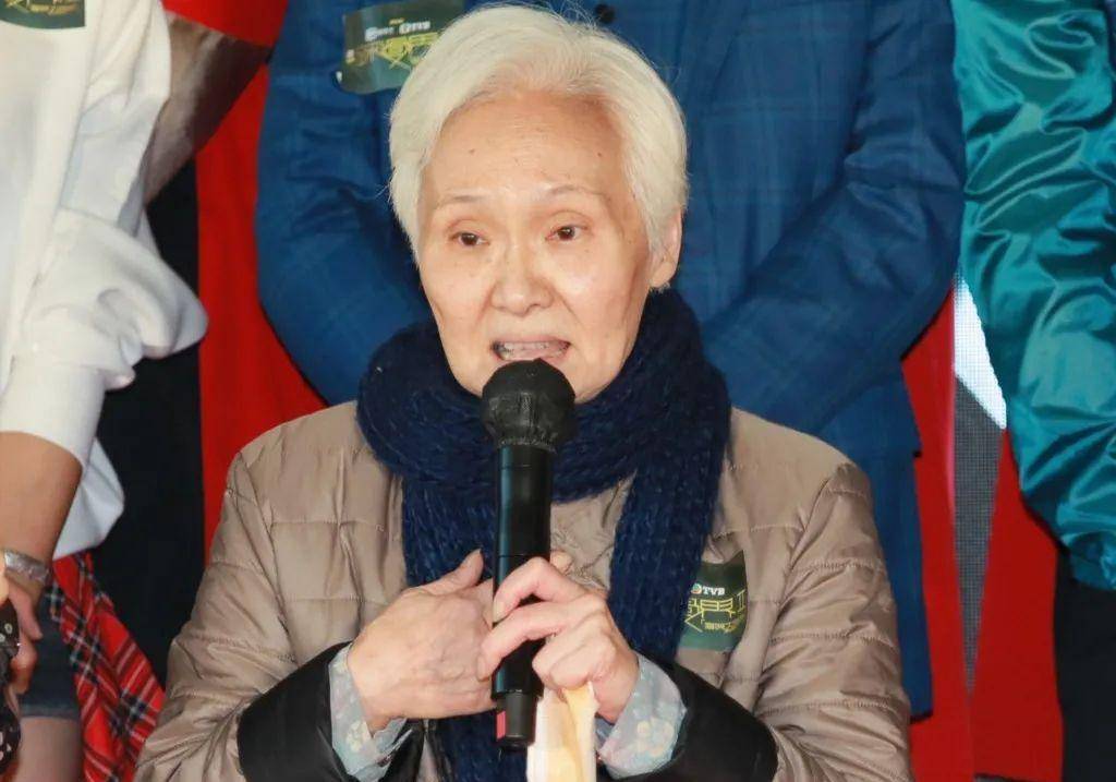 76岁资深女星晚年双耳听力丧失,老公寸步不离照料_助听器_唐佳_生活