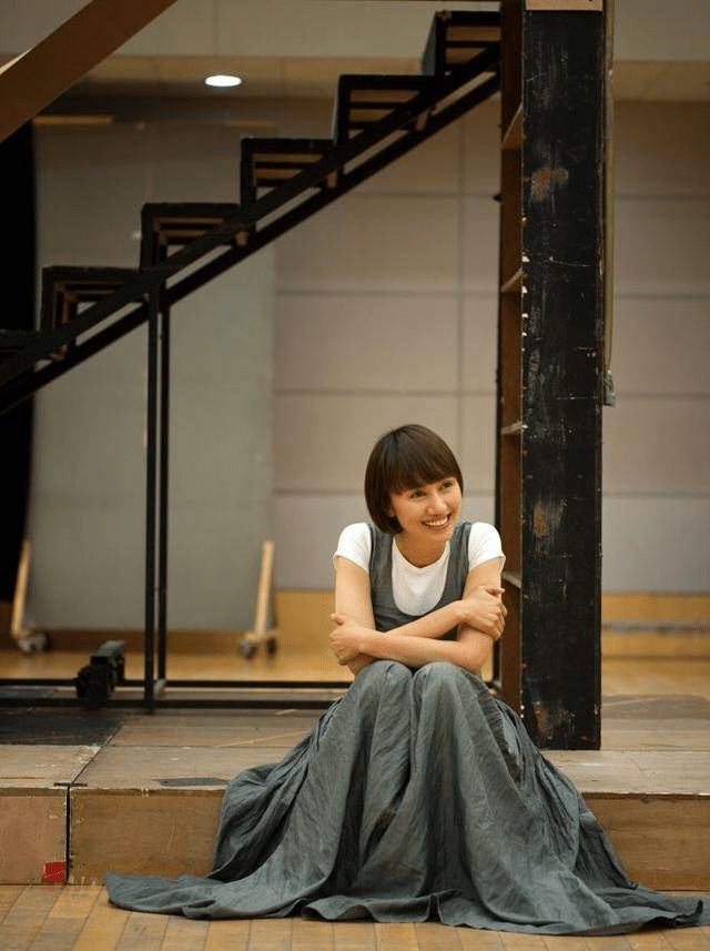 在出演《暗恋桃花源》时,林青霞正坐在台下,当袁泉说出了开场词"好