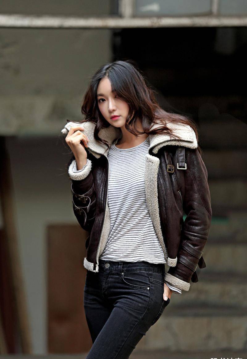 皮夹克配牛仔裤的穿搭,普通人穿上是路人,美女模特穿上是迷人_漂亮