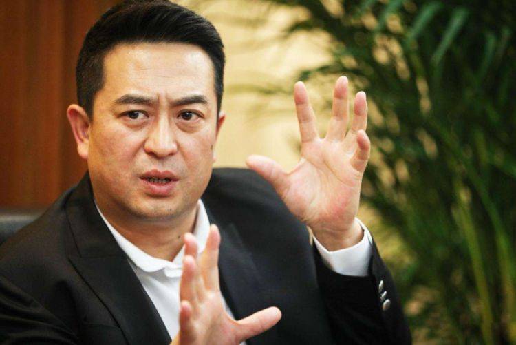 大器晚成的张嘉译,因"强直"终年难站立,今愈发严重且头发花白_身体