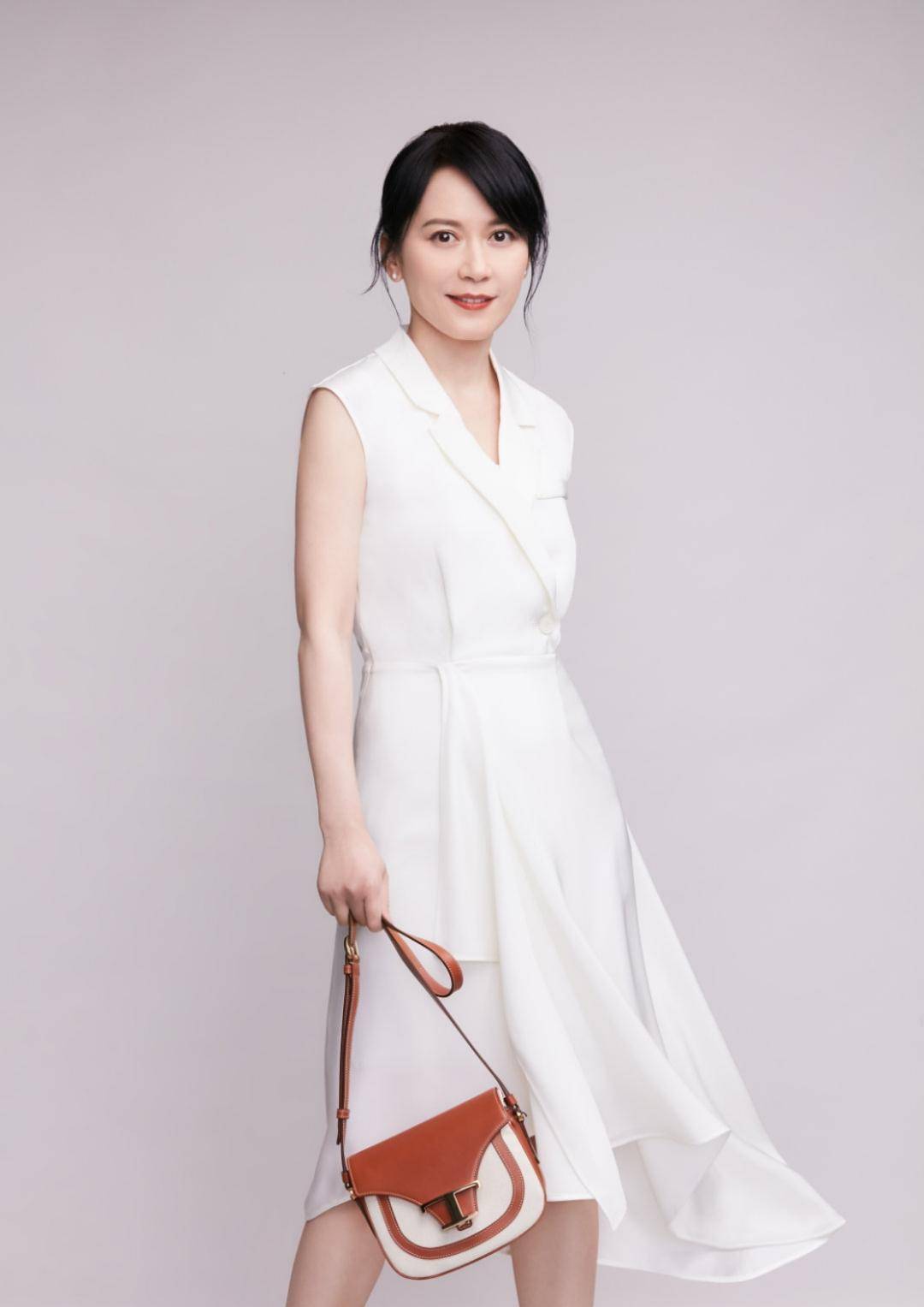 看看俞飞鸿的穿搭,简单大气还优雅_显得_气质_设计