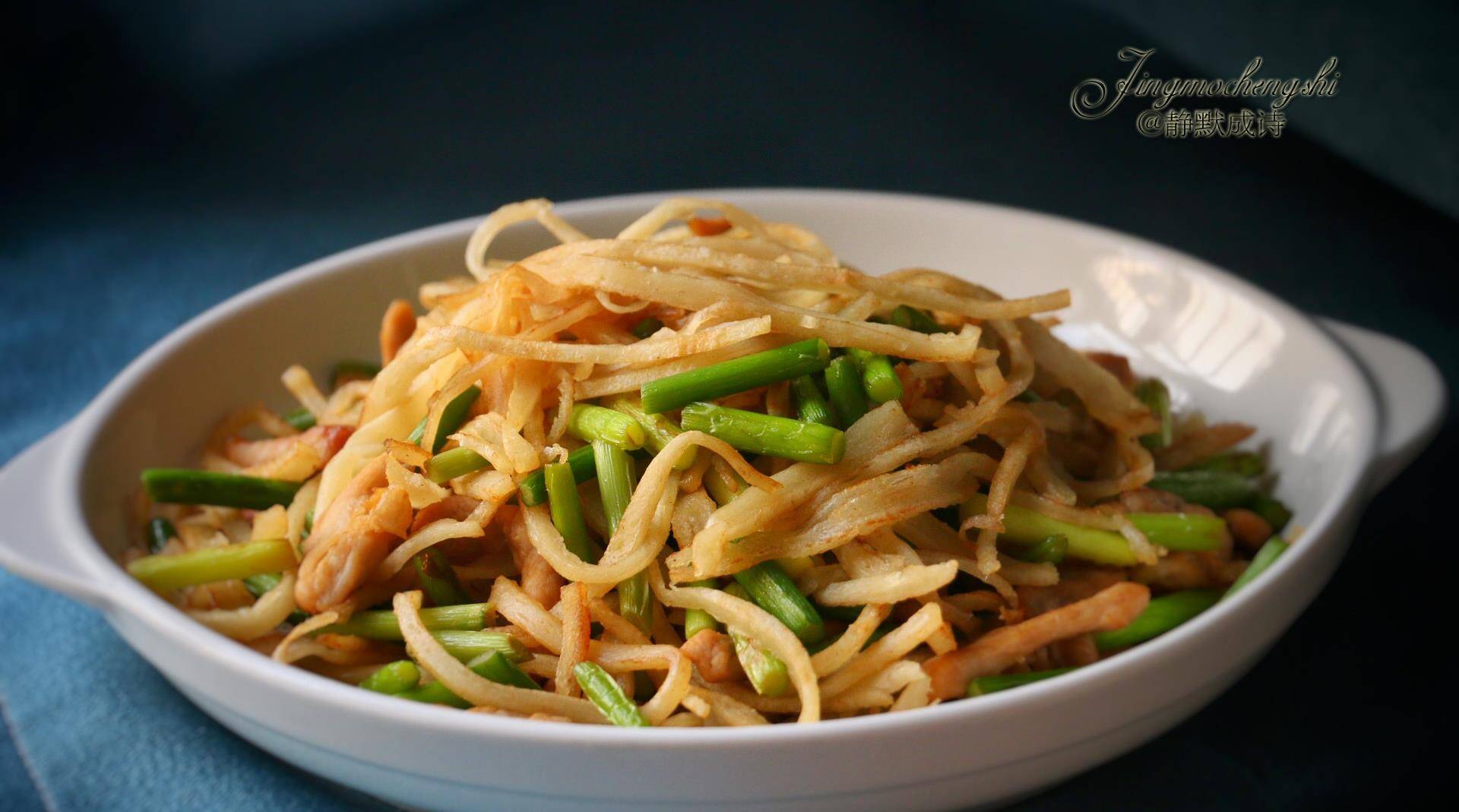 今天分享给大家【蒜苔炒饼】,其中我还加了一点点猪肉.