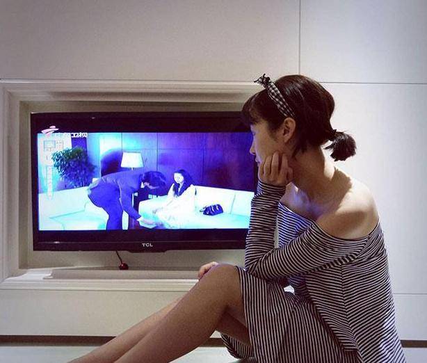 参观李菲儿住的豪宅,客厅布置不是一般的乱,完全不像是明星住的_装修