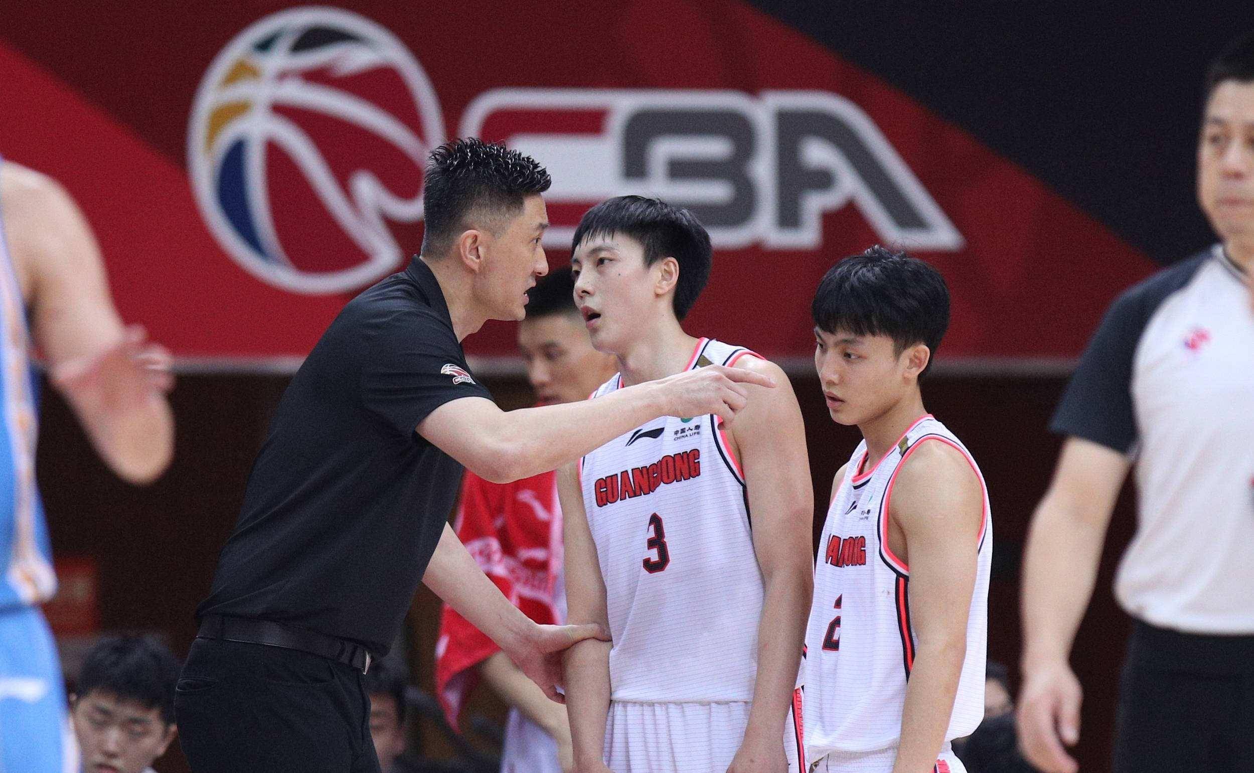 曝胡明轩年龄存在造假,篮协曾经查出36人,杜锋朱芳雨不应该沉默_球员