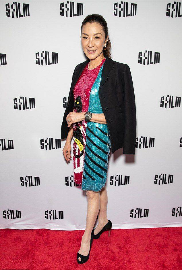 杨紫琼最新电影备受好评,身着色彩斑斓的亮片礼服亮相国际电影节_黑色