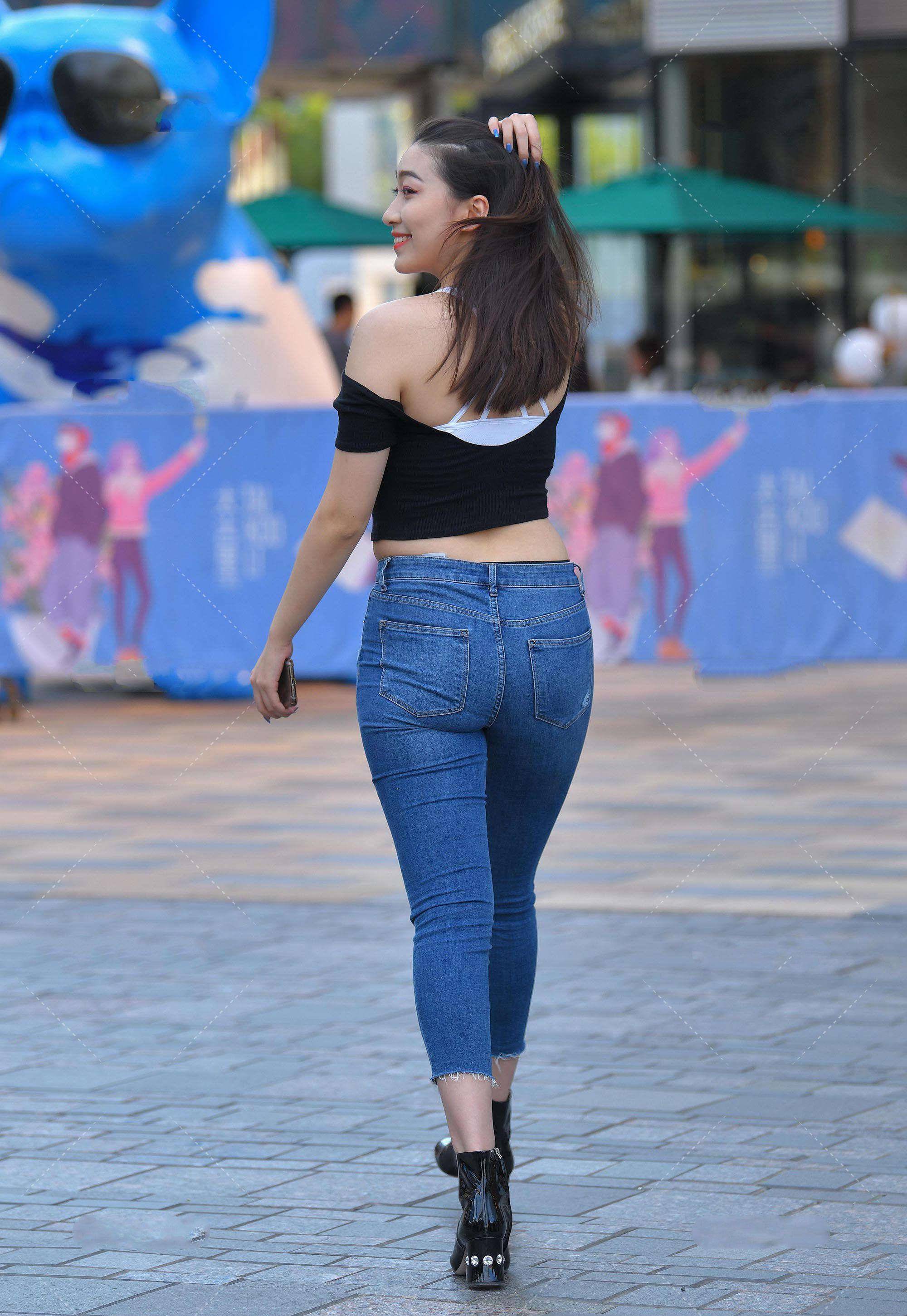 黑色一字肩搭配破洞牛仔裤,休闲随意还显腿长,黑色亮面气场强大_版型